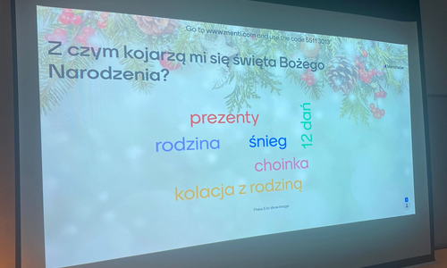 Zdjęcie przedstawia ekran projektora z zadaniem